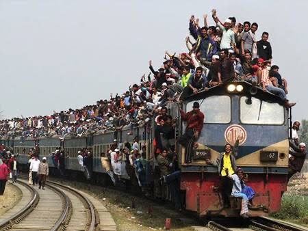 令和の時代にも変わらず満員電車というものが残っているのがやばい