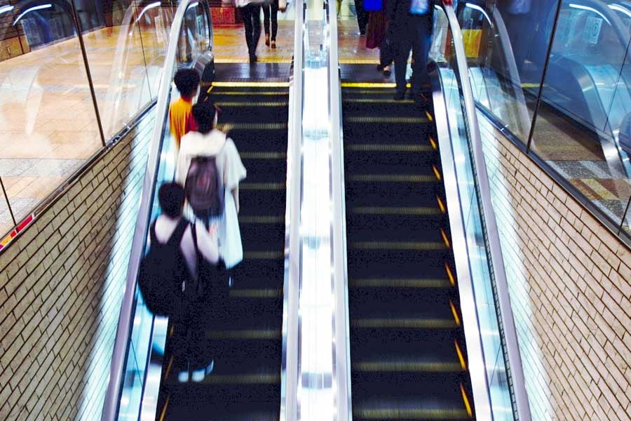 エスカレーターで片側空けるのは何故無くならないのか